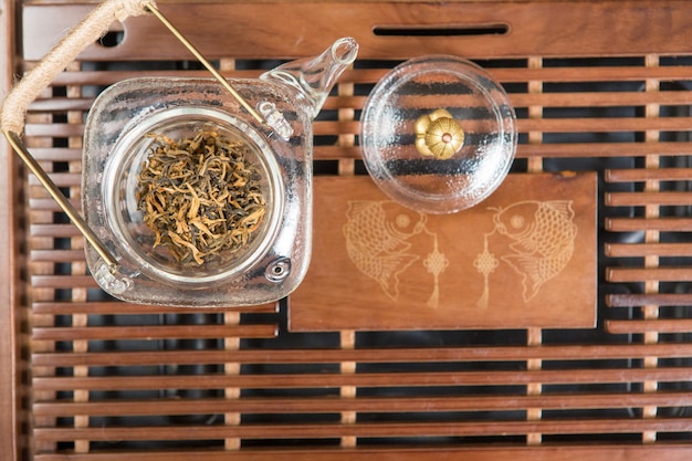 Chińska Ceremonia Parzenia Herbaty Ceramiczny Czajniczek Wykonany Z Gliny I Misek Na Drewnianym Tle