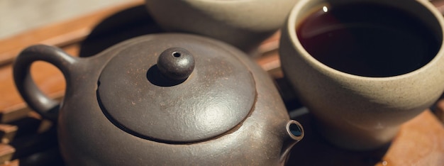Chińska ceremonia parzenia herbaty Ceramiczny czajniczek wykonany z gliny i misek na drewnianym tle