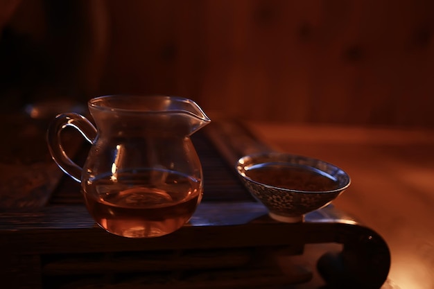 Chińska ceremonia parzenia herbaty, stolik do herbaty, filiżanka/czajnik na stole, orientalne tradycje