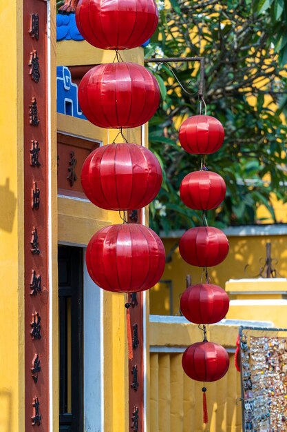Chińska czerwona latarnia na festiwalu chińskiego Nowego Roku na ulicy w starym mieście Hoi An w Wietnamie