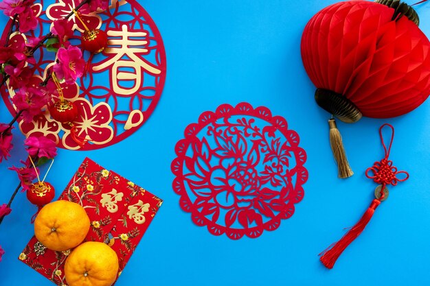 Zdjęcie chińska dekoracja nowego roku księżycowego na niebieskim tle płaska koncepcja z uroczystą dekoracją