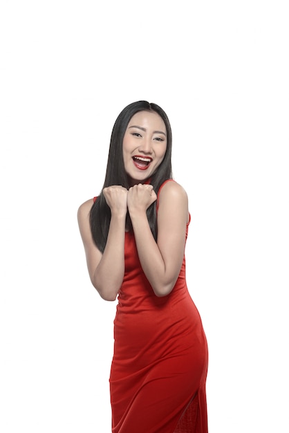 Chińska kobieta w czerwonej sukni cheongsam