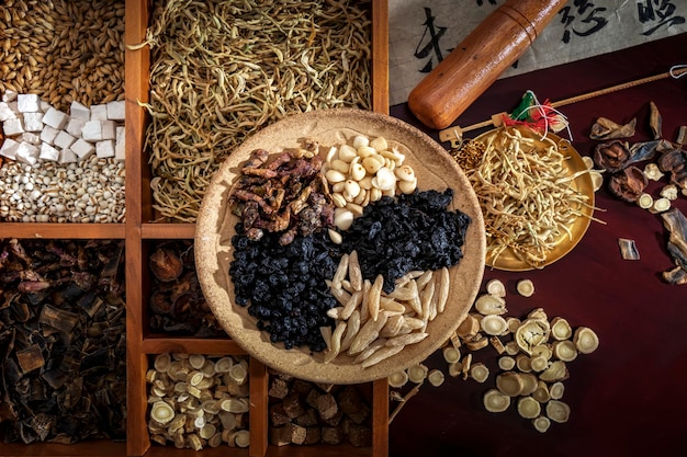 Chińska medycyna i herbata kwiatowa na drewnie