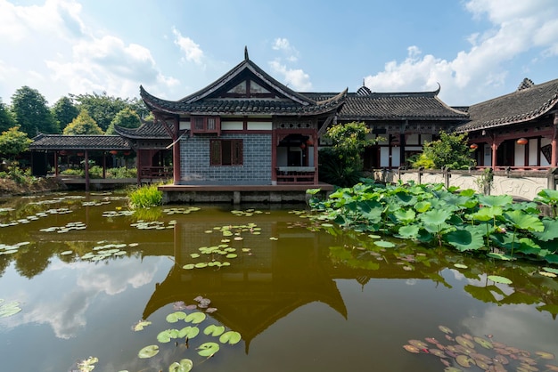 Chińska starożytna architektura ogrodowa i stawy pełne kwiatów lotosu