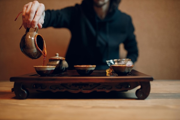 Chińska tradycyjna ceremonia herbaty puerh Pasterz chahay i gaiwan nalewają herbatę puerh