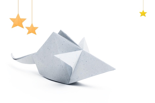 Chiński nowy rok 2020 szczur zodiaku origami papier srebrny na białym tle