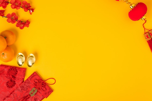 Chiński Nowy rok festiwal, płaskie świeckich widok z góry, szczęśliwy chiński nowy rok z czerwoną kopertą i złota wlewki na żółty i copyspace