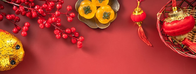 Chiński nowy rok księżycowy koncepcja projektu tła z czerwoną kopertą i świątecznymi dekoracjami chińskie słowo oznacza błogosławieństwo