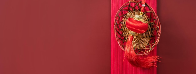 Chiński nowy rok księżycowy koncepcja projektu tła z czerwoną kopertą i świątecznymi dekoracjami chińskie słowo oznacza błogosławieństwo