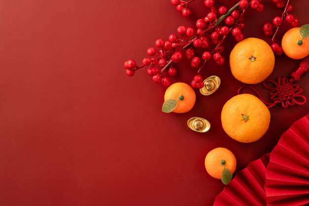 Zdjęcie chiński nowy rok księżycowy z świeżym mandarynem i czerwoną kopertą