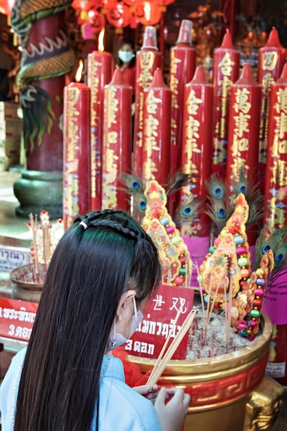Chiński Nowy Rok ludzie modlący się w Chinatown Bangkok. TŁUMACZENIE: Szczęśliwego Chińskiego Nowego Roku