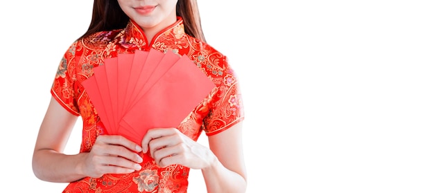 Chiński Nowy Rok, Piękna Azjatycka kobieta z chińską sukienką. trzymając czerwoną kopertę na białym tle ze ścieżką przycinającą.
