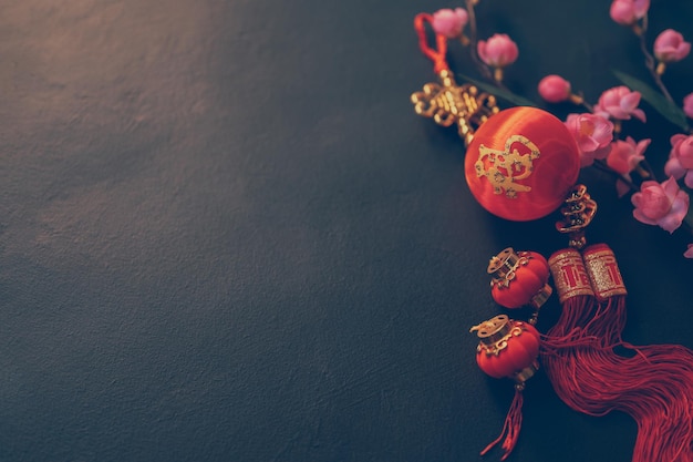 Zdjęcie chiński nowy rok2022 dekoracje festiwalowe pow lub czerwone opakowanie sztabki pomarańczowo-złote lub złota bryła