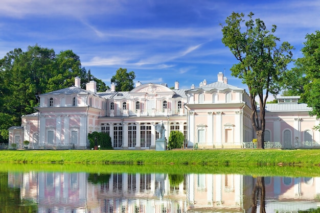 Zdjęcie chiński pałac w parku oranienbaum (lomonosov). sankt petersburg. rosja