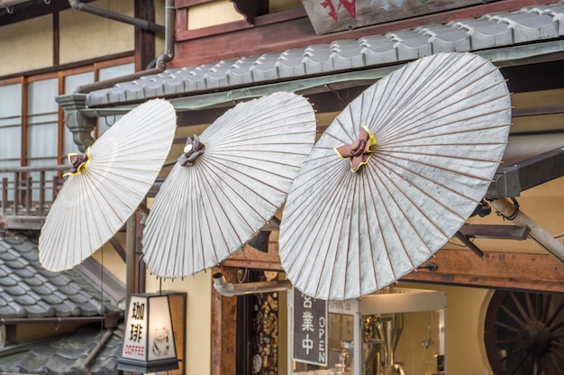 chiński parasol z azjatyckim napisem