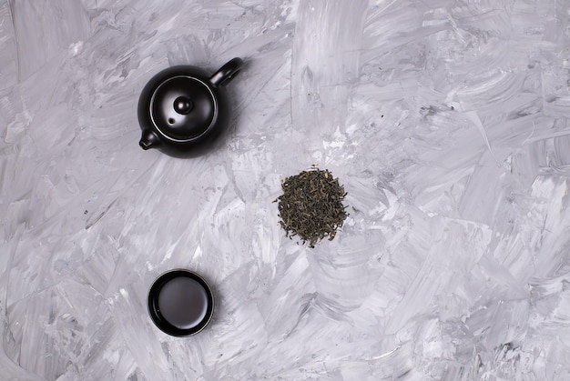 Chiński zestaw do herbaty widok z góry na szarym betonowym tle