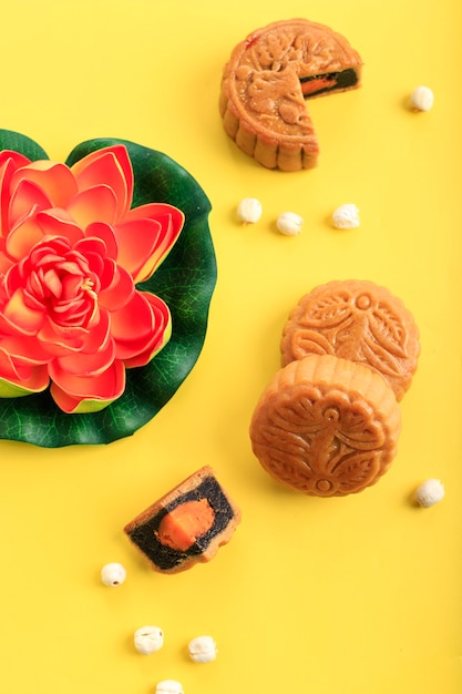 Zdjęcie chińskie ciasto księżycowe (ciasto księżycowe) chiński deser przekąska podczas nowego roku księżycowego w połowie jesieni na żółtym tle dla reklamy