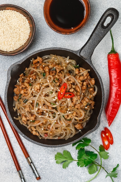 Chińskie Danie Ze Skrobiowego Makaronu Z Mięsnym Sosem Sojowym, Imbirem, Sezamem, Kolendrą, Czerwoną Papryką