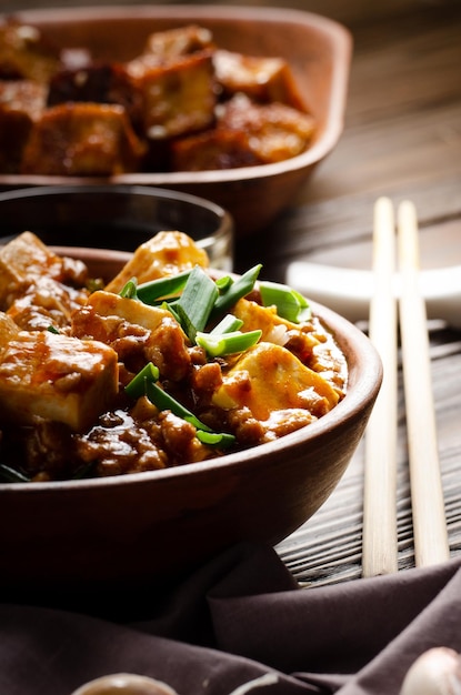 Chińskie jedzenie mapo danie tofu ze szczypiorkiem wieprzowym sos sojowy pieprz syczuański czosnek i przyprawy zbliżenie