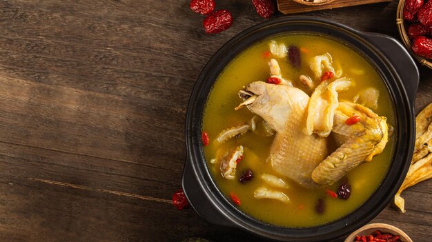 Zdjęcie chińskie jedzenie zupa z kurczaka z żelatyny rybowej