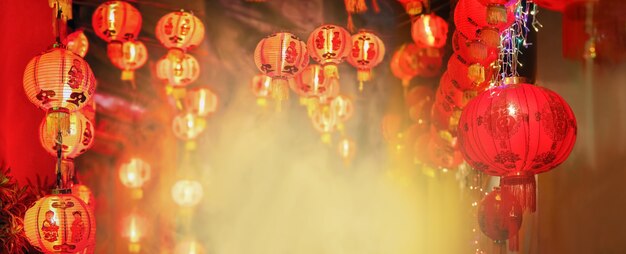 Chińskie lampiony noworoczne w chinatownTekst oznacza szczęście i dobre zdrowie