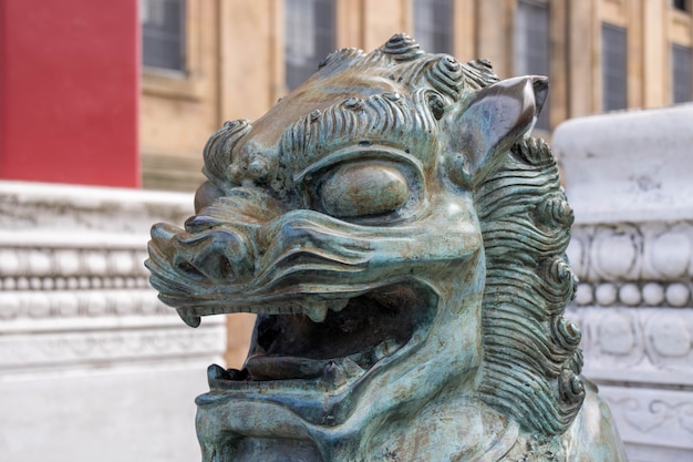 Zdjęcie chińskie posągi lwów strzegące wejścia do chinatown, liverpool, anglia, wielka brytania