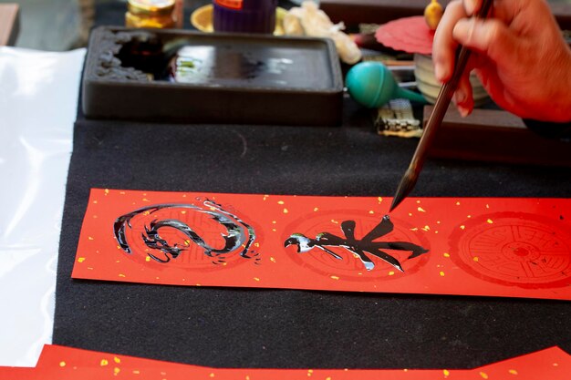 Zdjęcie chińskie święto wiosny kaligrafia pędzel znaków chińskie święto wiosny