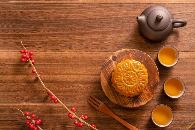 Chińskie Tradycyjne Ciasto Moon Cake Mooncake Z Filiżankami Herbaty Na Bambusowej Tacy Do Serwowania Na Drewnianym Tle Na Midautumn Festival Widok Z Góry Płasko Leżał