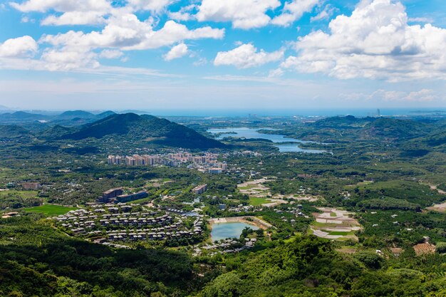 Chiny Sanya Hainan Aireal Krajobraz Widok z niebieskim niebem i chmurami