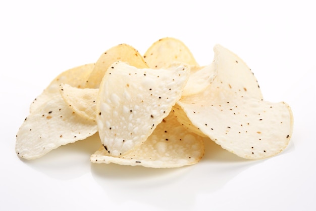 Chipsy ułożone na bladej powierzchni, tworzące koncepcję kuchni