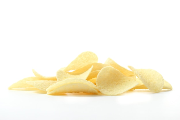 Chipsy ziemniaczane na białym tle na białe przekąski