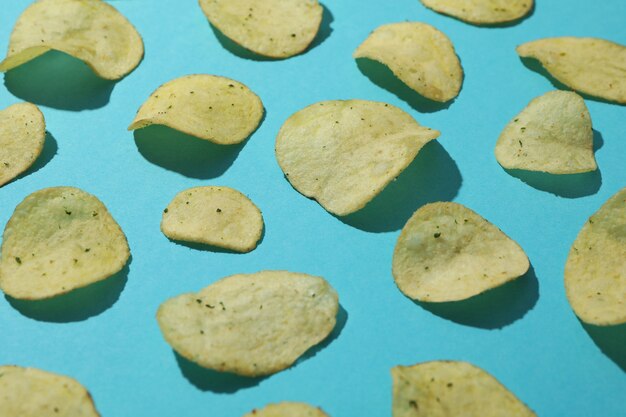 Chipsy ziemniaczane na niebiesko, z bliska