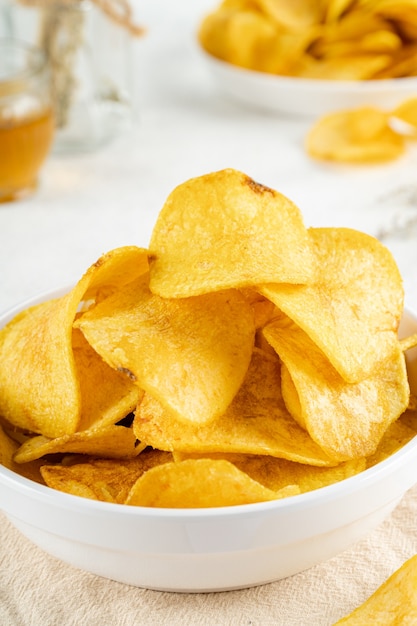 Chipsy ziemniaczane to cienkie paski ziemniaków, które są smażone w głębokim tłuszczu lub pieczone, aż będą chrupiące