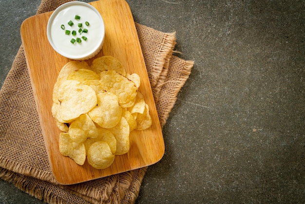 chipsy ziemniaczane z sosem śmietanowym
