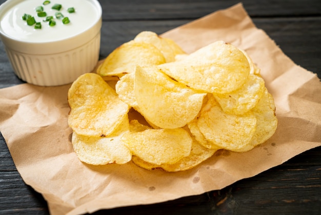 Zdjęcie chipsy ziemniaczane z sosem śmietanowym