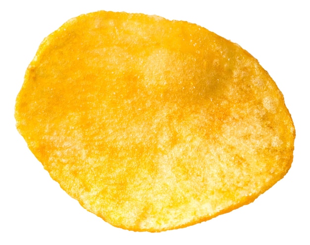 Chipsy ziemniaczane zbliżenie na na białym tle.
