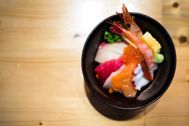 Chirashi suszi, japońska karmowa ryżowa miska z surowym łososiowym sashimi