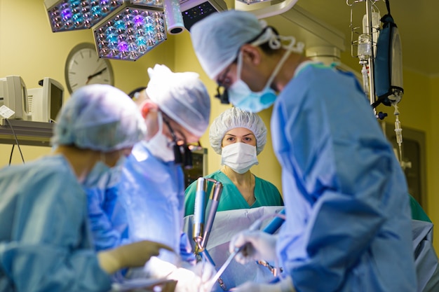 Chirurdzy na sali operacyjnej z pacjentem