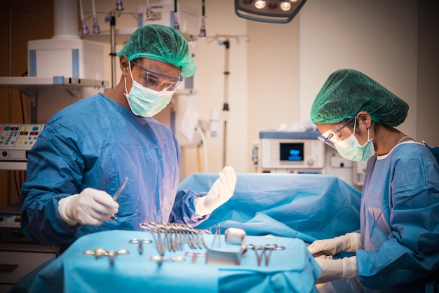 Chirurdzy wykonują operację na pacjencie w szpitalu