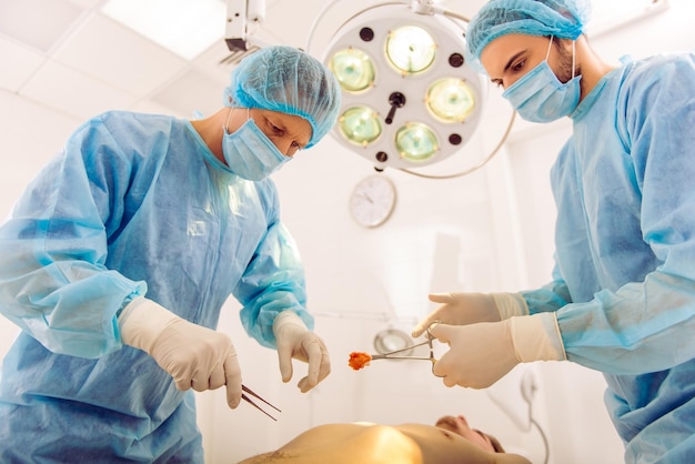 Chirurdzy zespołowi w pracy