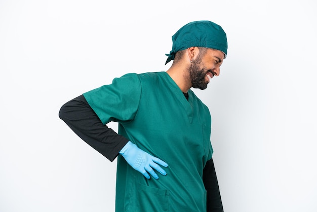 Chirurg brazylijski mężczyzna w zielonym mundurze na białym tle cierpiący na ból pleców za wysiłek
