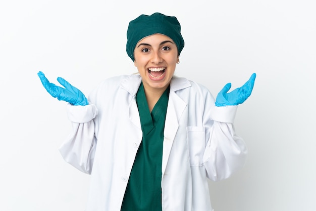 Chirurg kaukaski kobieta na białym tle na białym tle z zszokowany wyraz twarzy