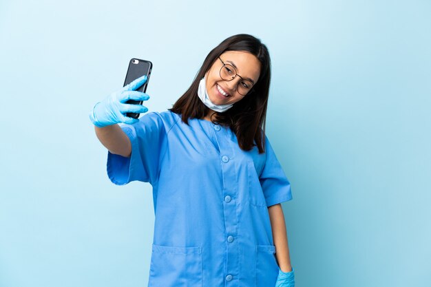 Chirurg Kobieta Nad Błękit ścianą Robi Selfie