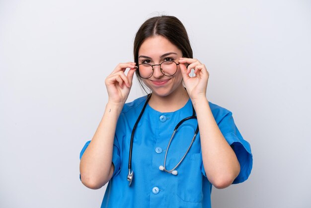 Chirurg Lekarz Kobieta Trzyma Narzędzia Na Białym Tle Na Białym Tle W Okularach I Zdziwiona