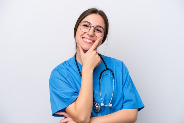 Chirurg lekarz kobieta trzyma narzędzia na białym tle uśmiechnięty