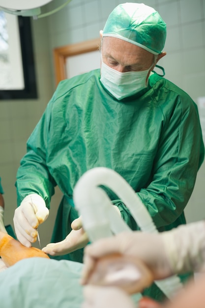 Chirurg operacyjny pacjenta