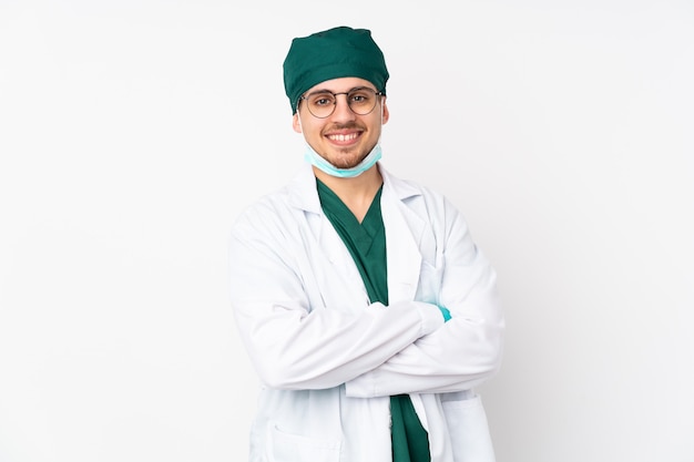 Chirurg w zielonym mundurze na białym tle
