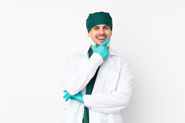 Chirurg w zielonym mundurze z uśmiechem
