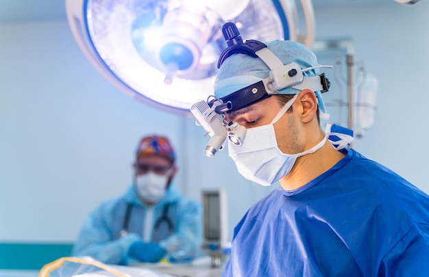 Chirurg zespołowy przy pracy na sali operacyjnej Nowoczesny sprzęt na sali operacyjnej Urządzenia medyczne do neurochirurgii