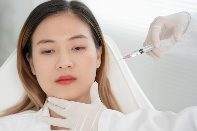 Chirurgia kosmetyczna Wybielanie skóry Wtrysk Wypełniacz Zastrzyk Skóra Reface Botox Piękne Azjatki otrzymują zabiegi kosmetyczne w klinice kosmetycznej Pielęgnacja skóry Odmładzanie porów Zmarszczka Twarz dziecka